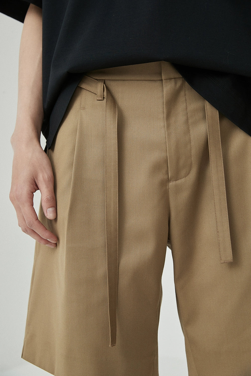 Drawstring Single-Pleat Shorts