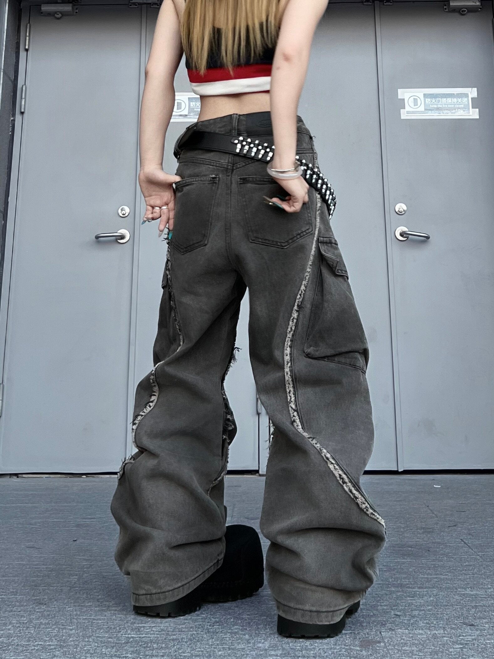 Men's Raw Hem Deconstructed Curved Wide-Leg Jeans