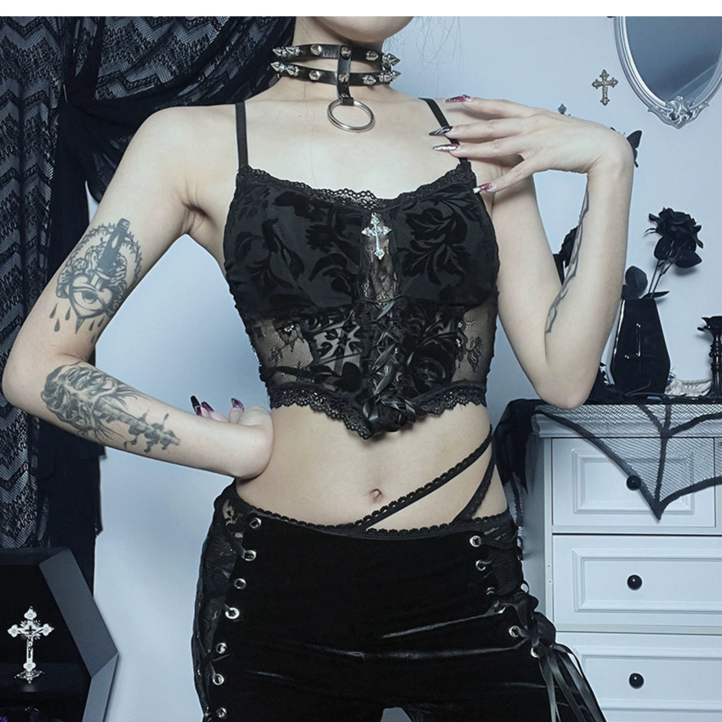 Ensemble de dentelle gothique wannathis - pantalon évasé noir, camisole en brocart et pochette de cloche