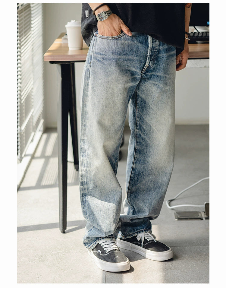 Gewaschene und verzweifelte Jeans -Jeans