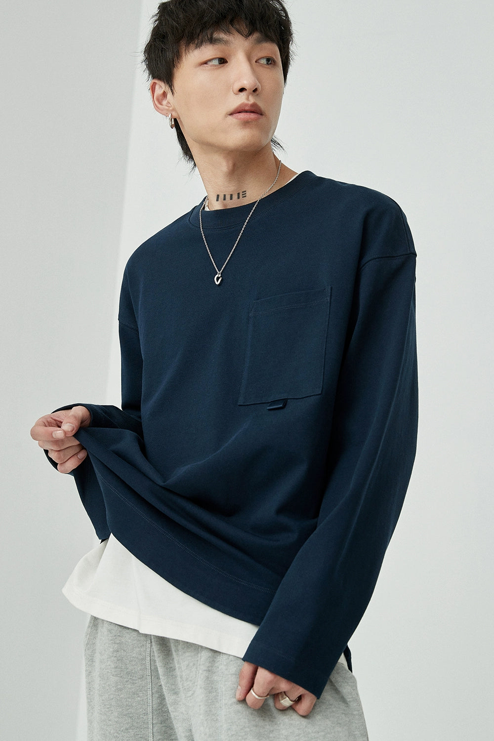 Loop-Pocket Round Neck Long Sleeve