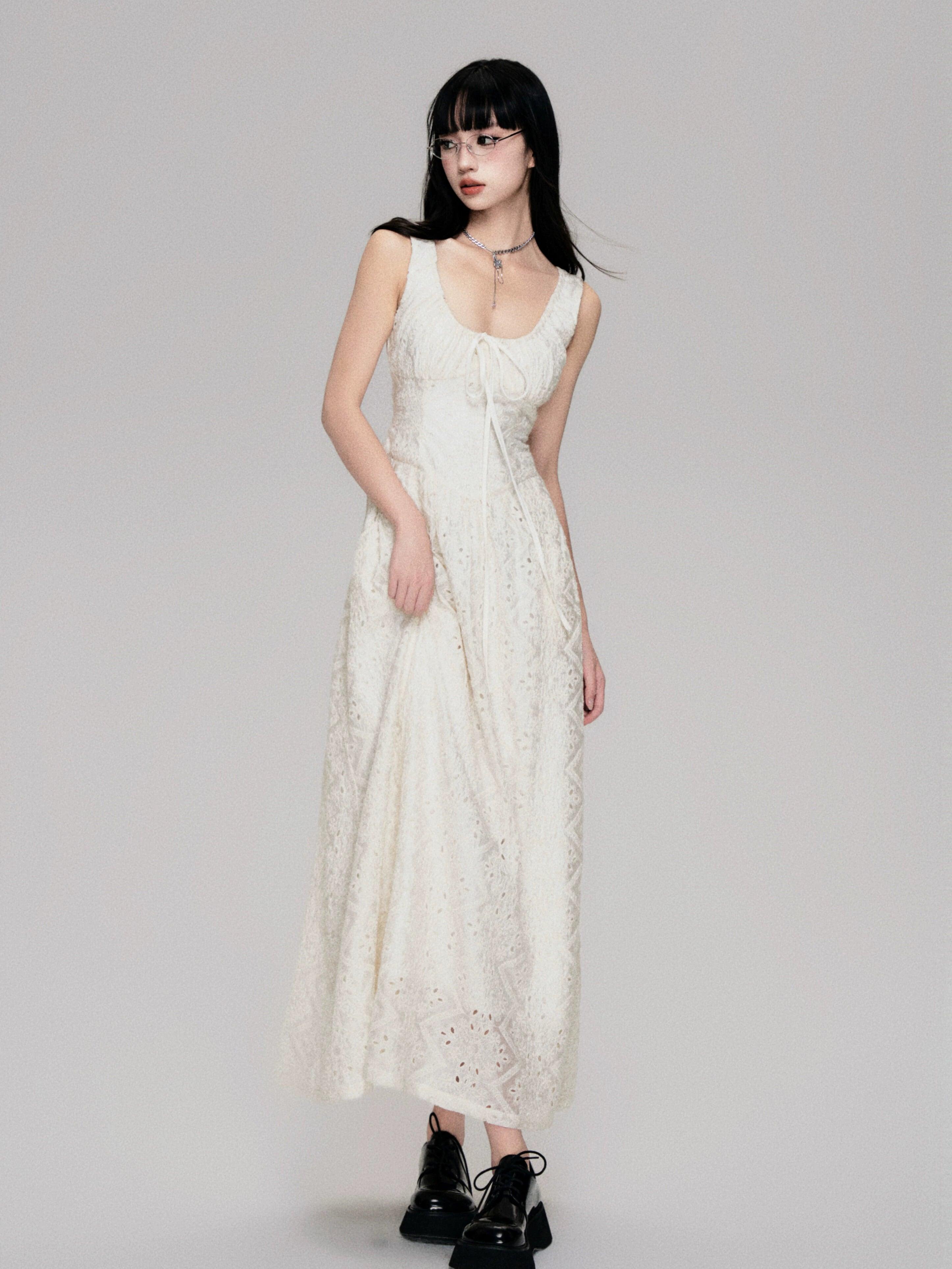 Enchanting Lace Maxi Dress: Romantic Full-Length Gown