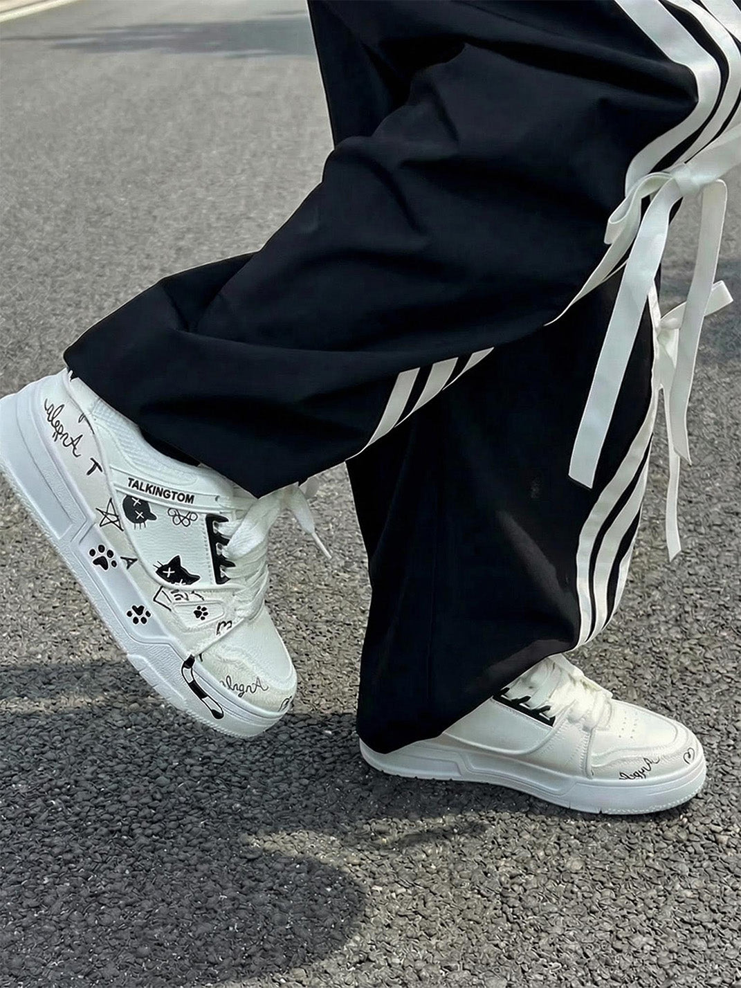 Anime Cat Graphic Low-Top Sneakers - View 9