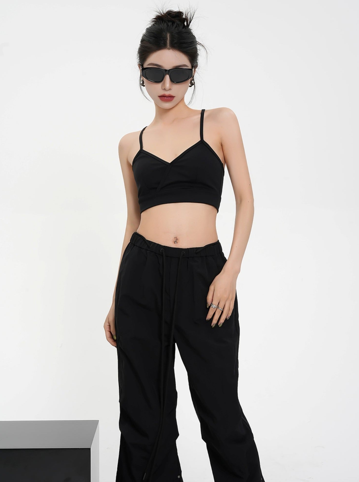 Duo de bralette polyvalente: Crop sportive en V V V et ensemble de bralette en dentelle noire