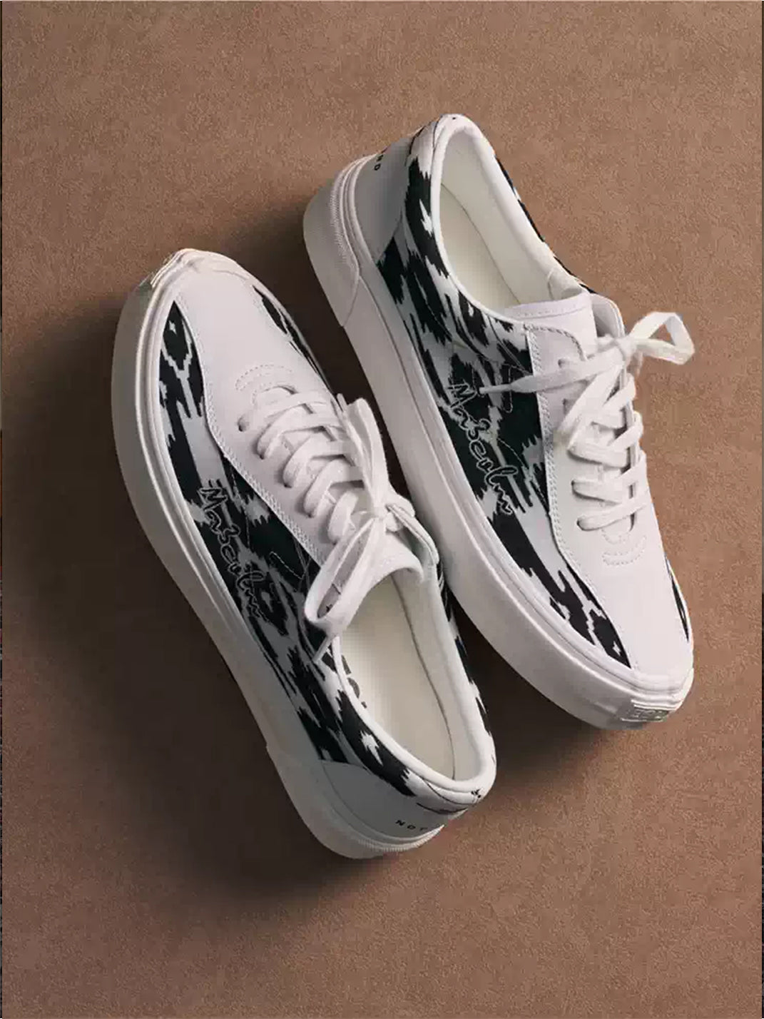 Etles Graphic Low-Top Skate Shoes - View 3