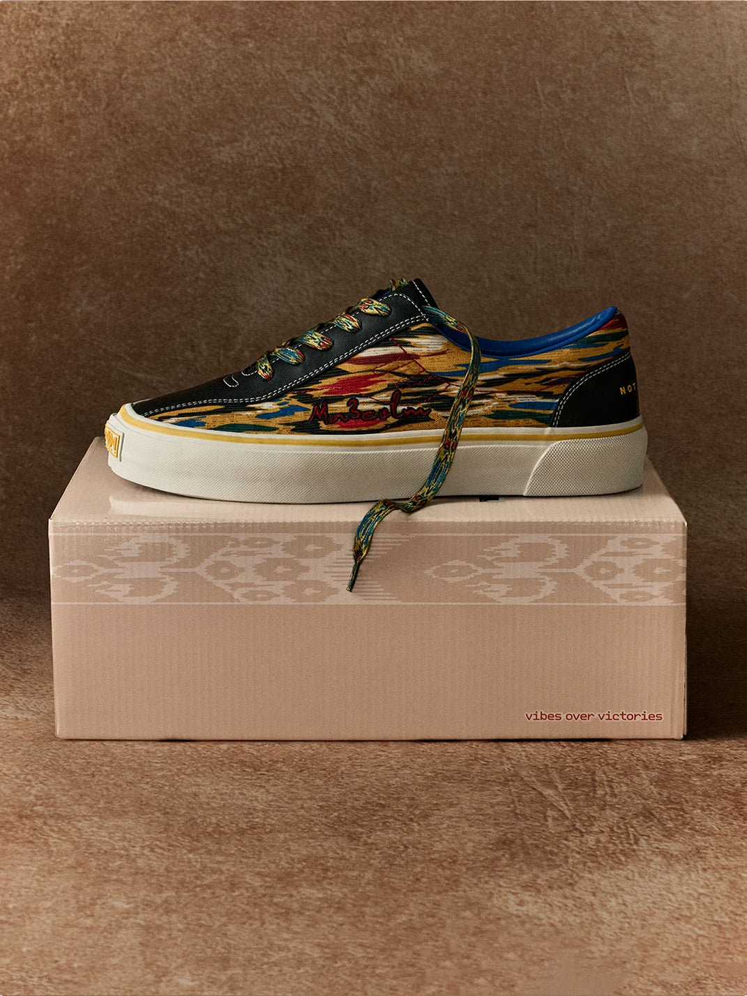 Etles Graphic Low-Top Skate Shoes - View 7