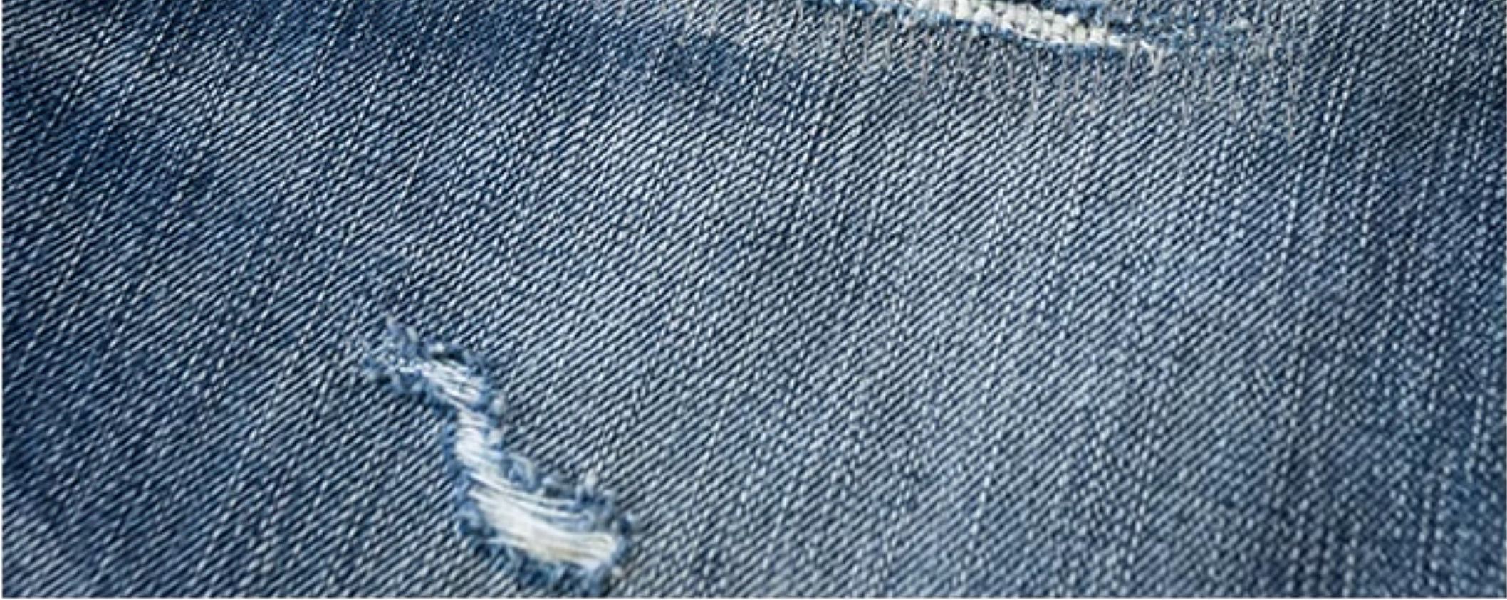 Delannte blaue Jeans mit zerrissenem Detail