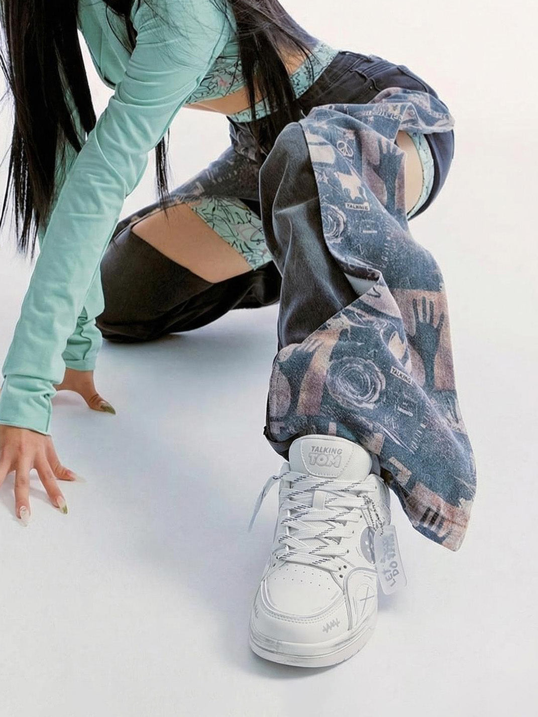 Heart-Graphic Contrast-Panel Low-Top Sneakers - View 11